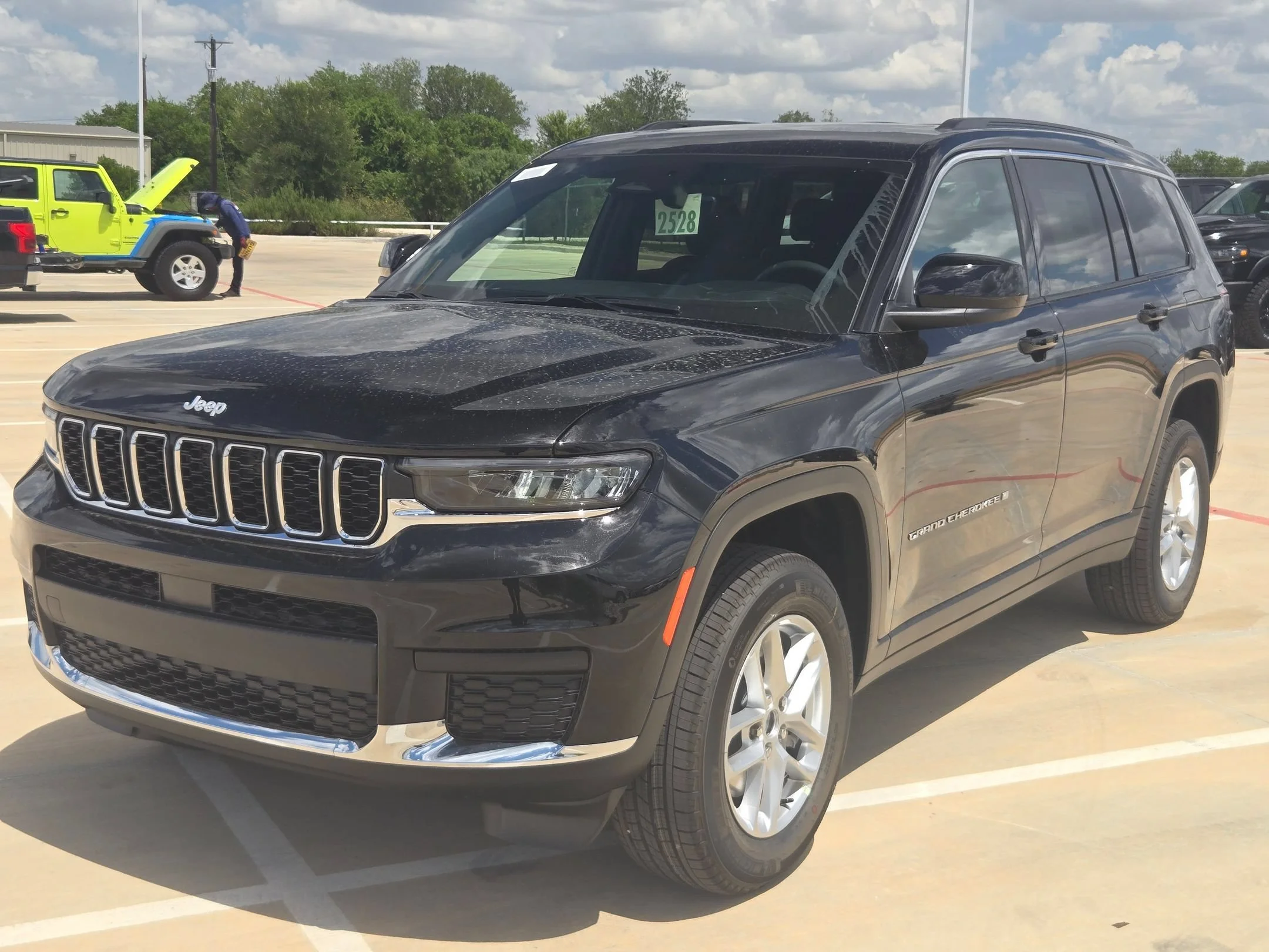 New 2026 Diamond Black Crystal Pearl-Coat Exterior Paint Jeep Laredo image 7