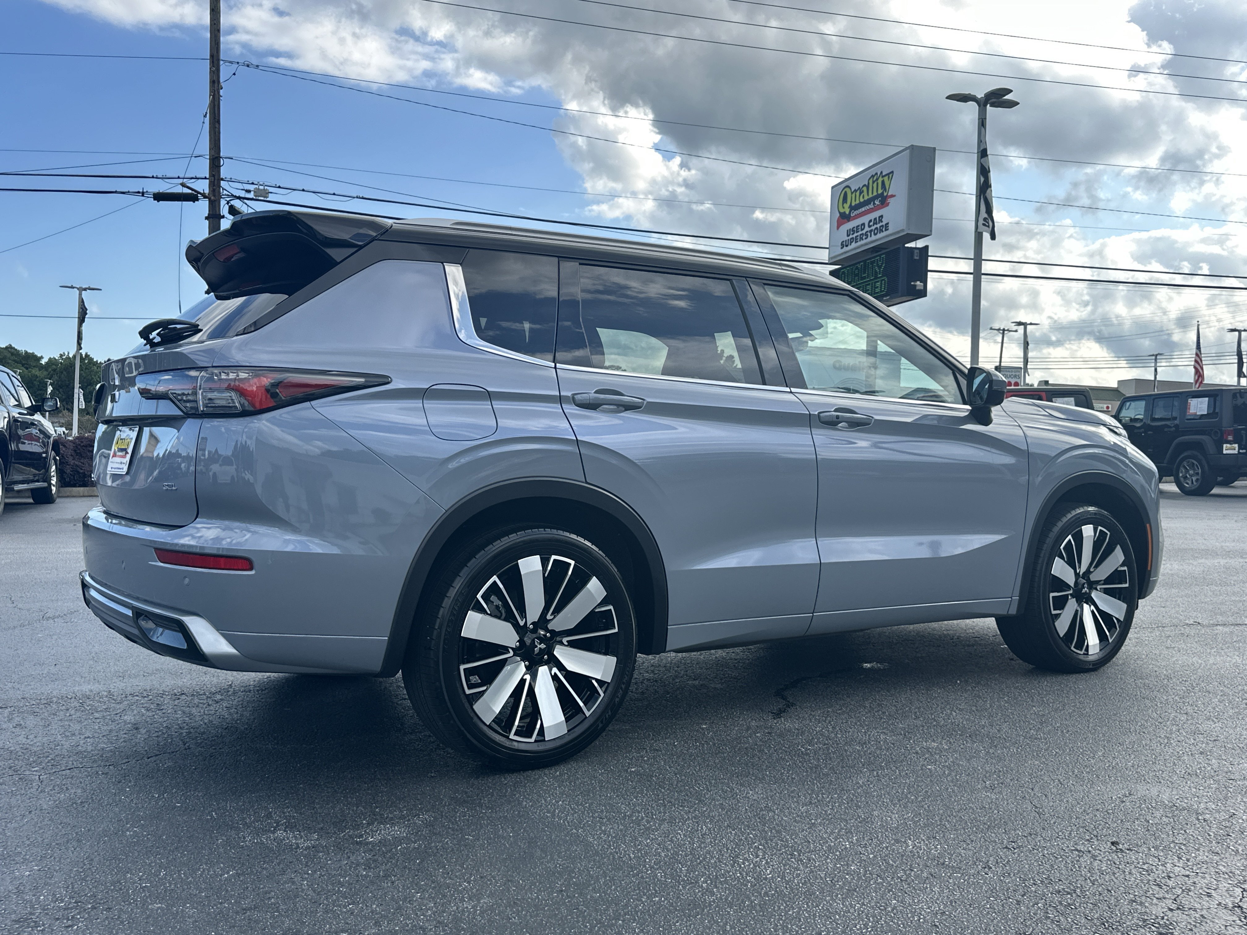 Used 2025  Mitsubishi SEL image 8