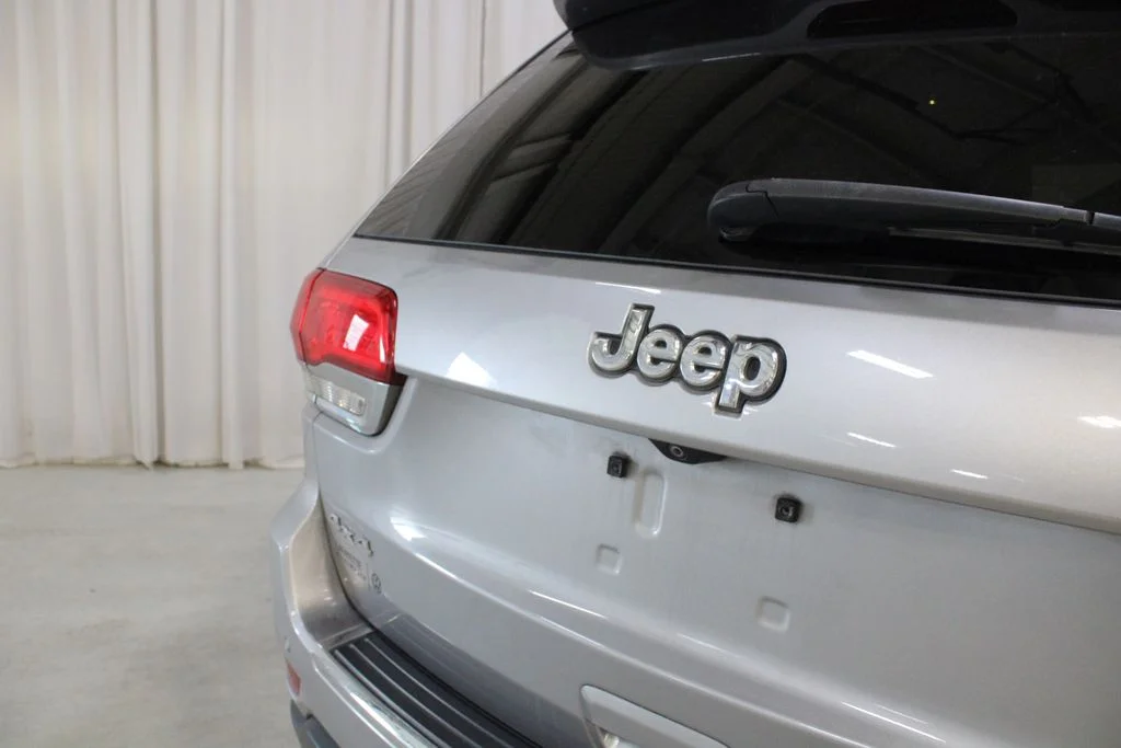 Used 2018 Silver Jeep Limited image 32