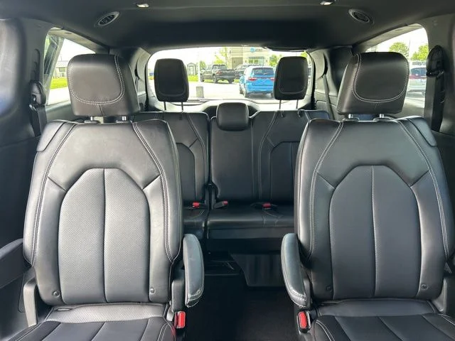 Used 2025 White Chrysler Select image 32