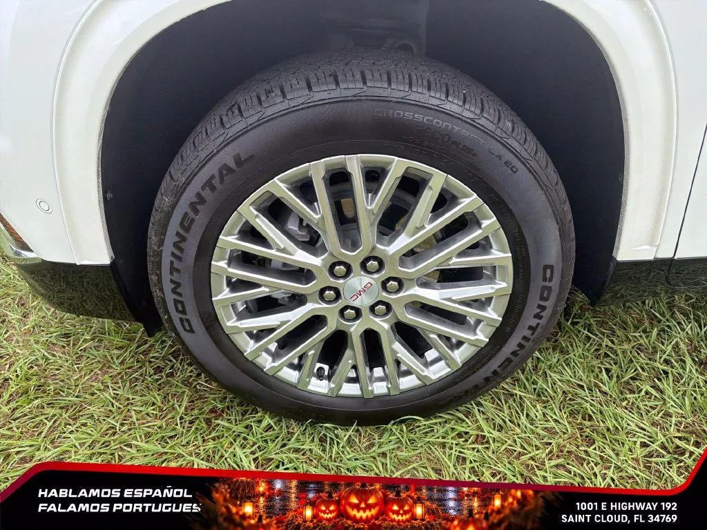 Used 2024 White Frost Tricoat GMC Denali image 10