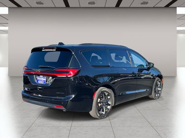 Used 2025 Black Chrysler Limited image 3