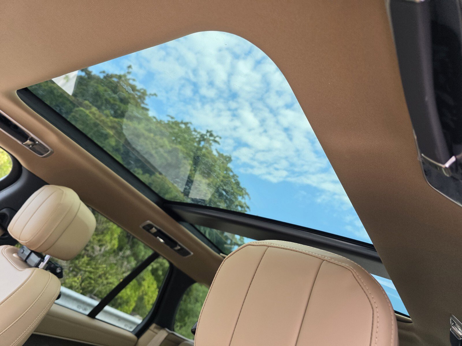 New 2026 Belgravia Green Land Rover SE image 13