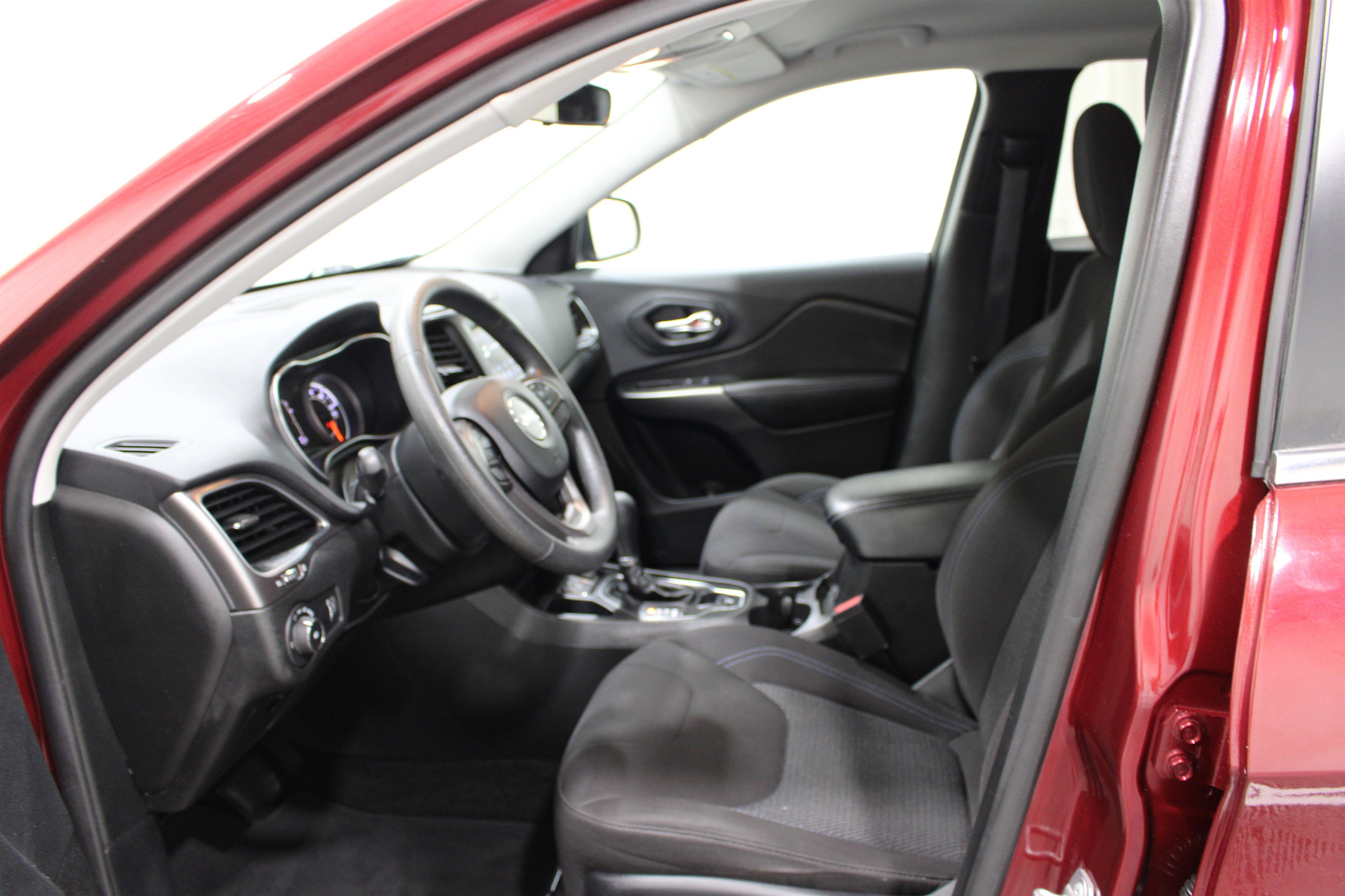 Used 2019 Velvet Red Pearlcoat Jeep Latitude image 3