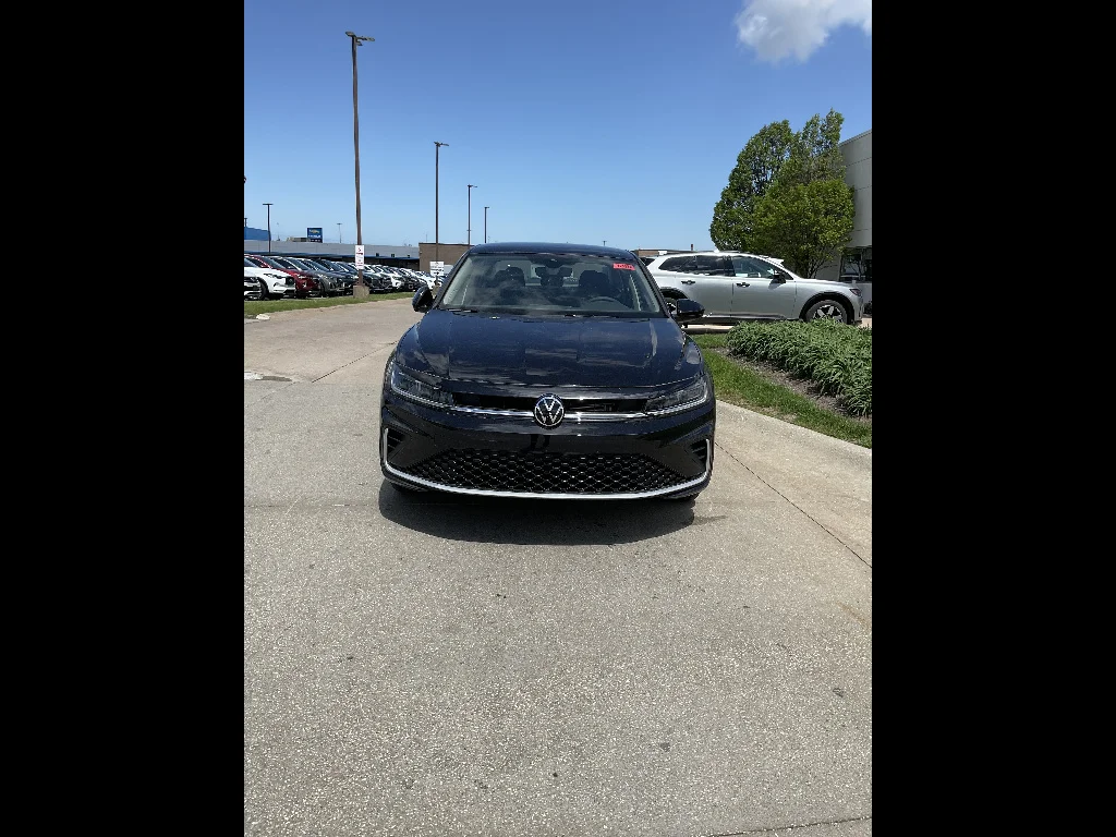 New 2026 Deep Black Pearl Volkswagen SE image 2
