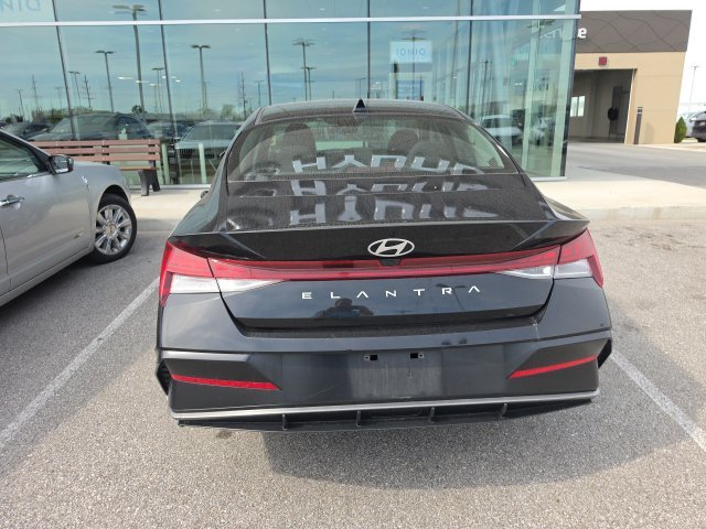 Used 2025 Black Hyundai SEL Convenience image 3