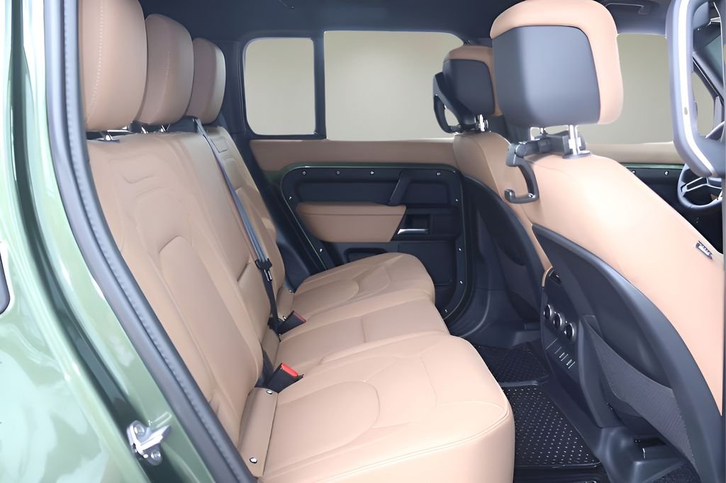 New 2026 Woolstone Green Land Rover X-Dynamic SE image 16