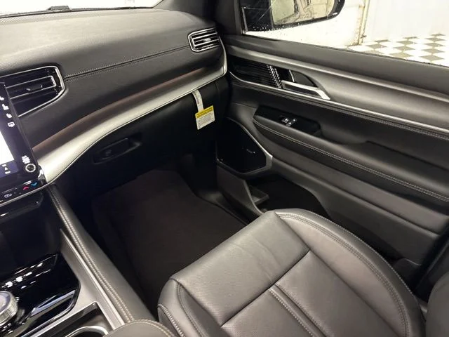 New 2026 High Gloss Black Exterior Paint Jeep Limited Altitude image 17