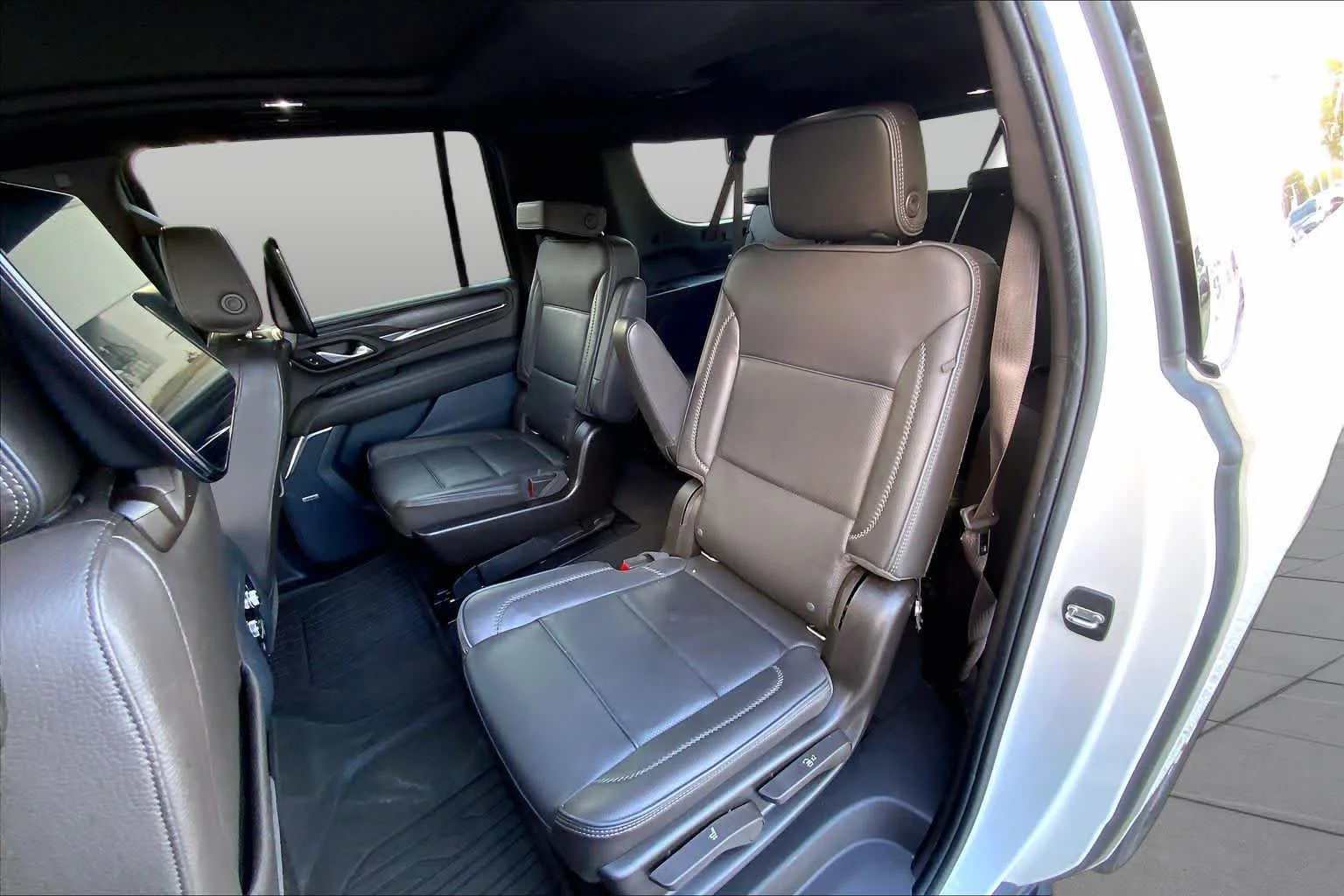 Used 2021 White Frost Tricoat GMC Denali image 18