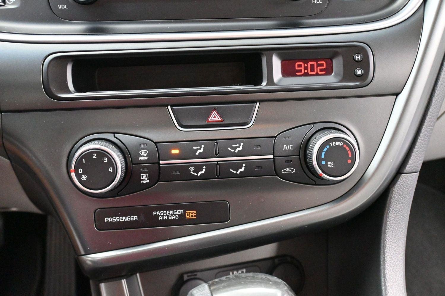 Used 2015 Snow White Pearl Kia LX image 24