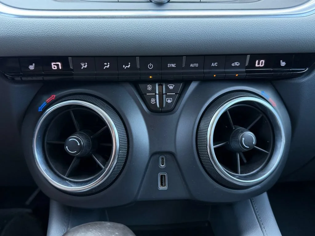 Used 2019 SUMMIT WHITE Chevrolet  image 23