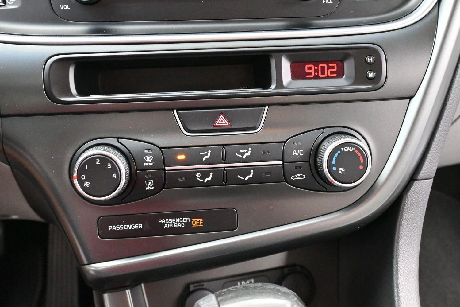 Used 2015 Snow White Pearl Kia LX image 24