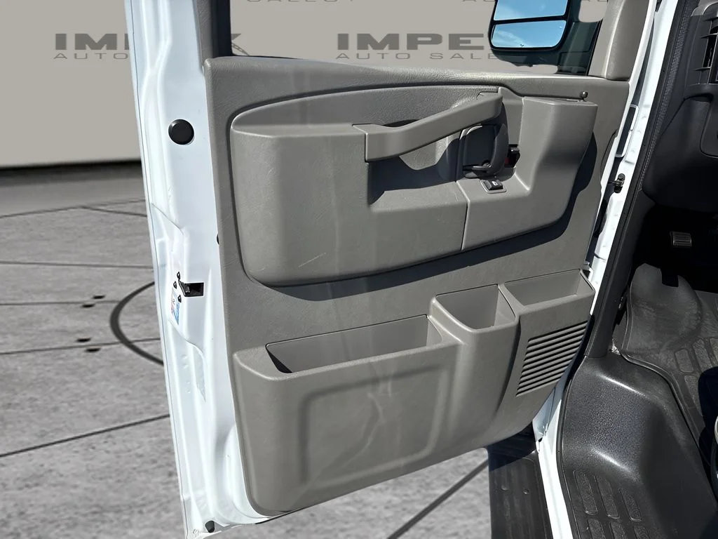 Used 2025 White Chevrolet LT image 21