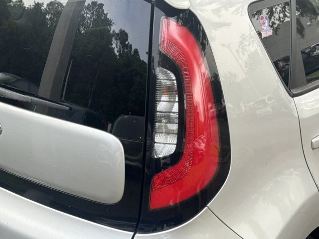 Used 2015 Silver Kia Exclaim image 9