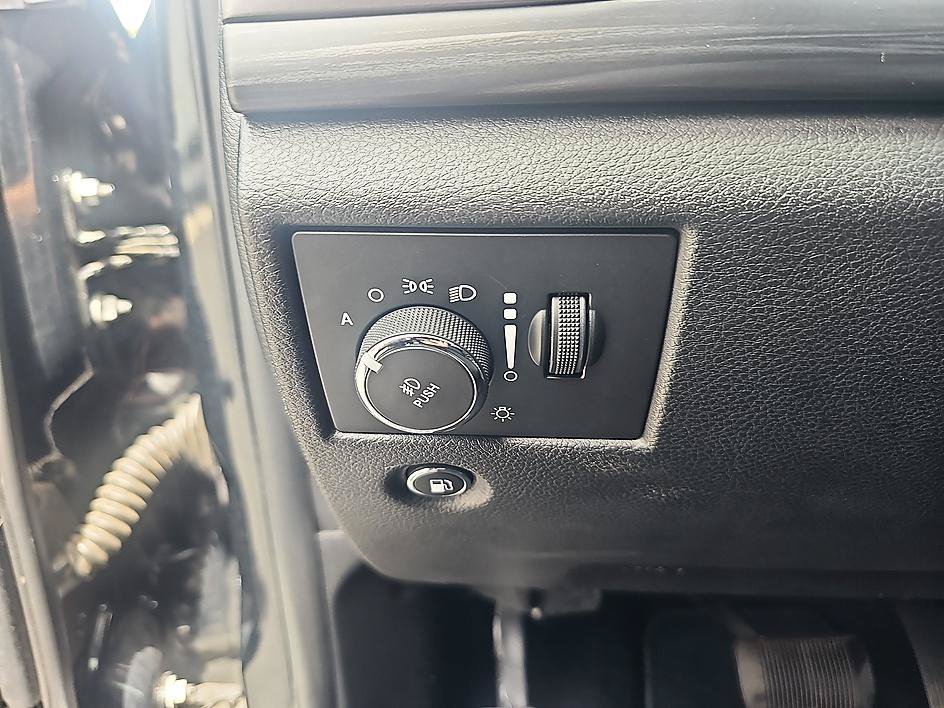 Used 2021 Diamond Black Crystal Pearlcoat Jeep Freedom image 11