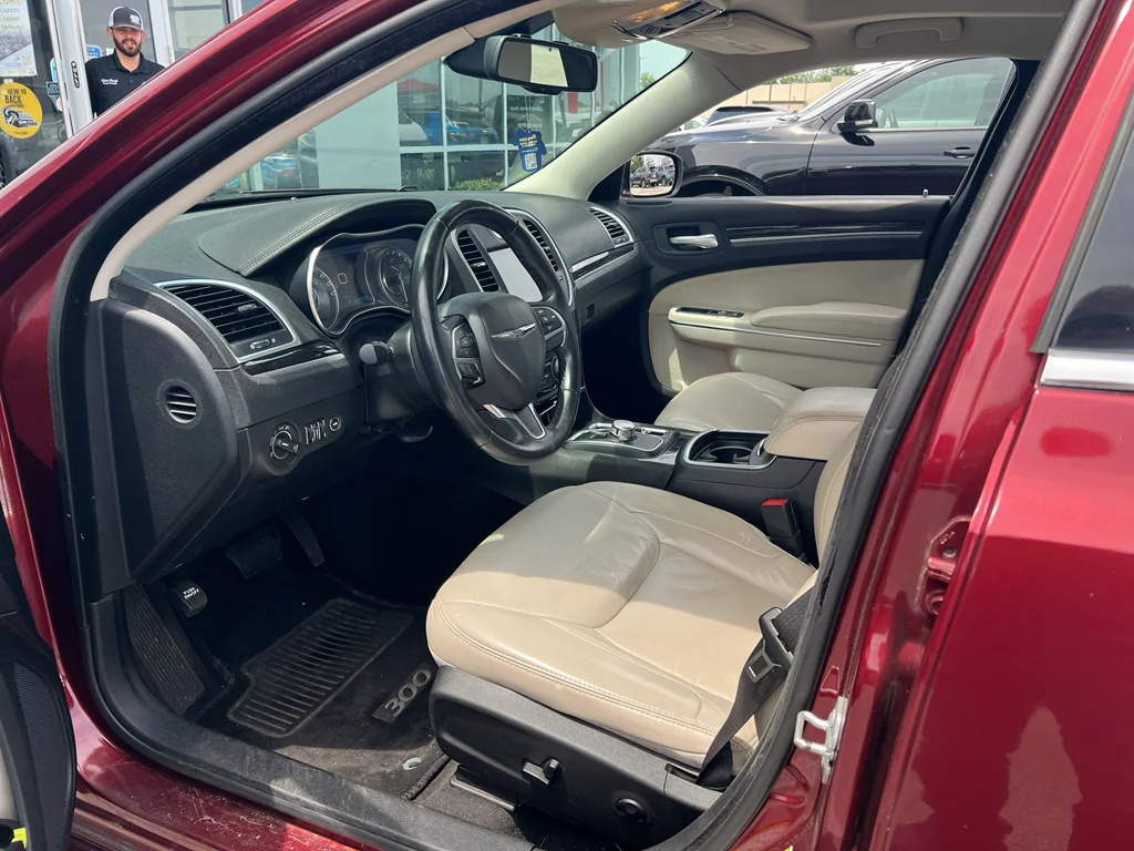Used 2015 Velvet Red Pearlcoat Chrysler Limited image 3