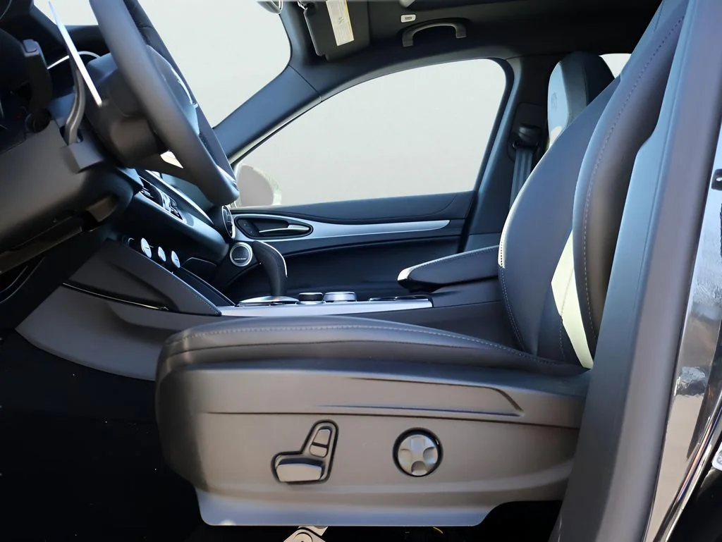 New 2025 Vulcano Black Metallic Alfa Romeo Base image 38