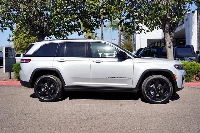New 2026 Silver Zynith Exterior Paint Jeep Limited image 7
