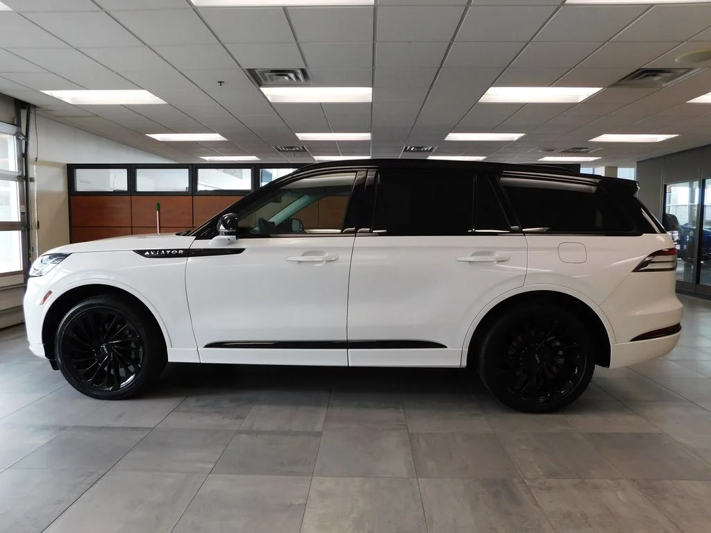 Used 2025 Pristine White Lincoln Reserve image 10
