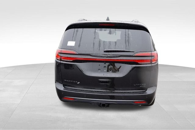New 2026 Diamond Black Crystal Pearl-Coat Exterior Paint Chrysler Limited image 4