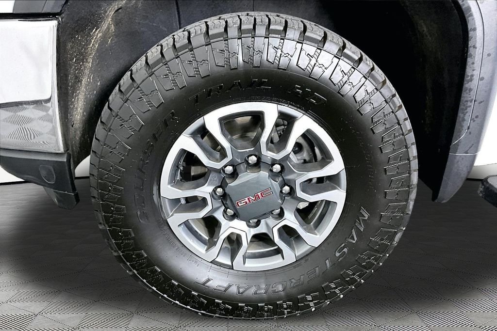 Used 2022 White GMC SLE image 29