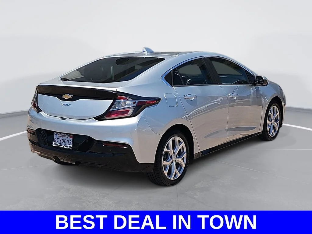 Used 2018 Silver Chevrolet Premier image 3
