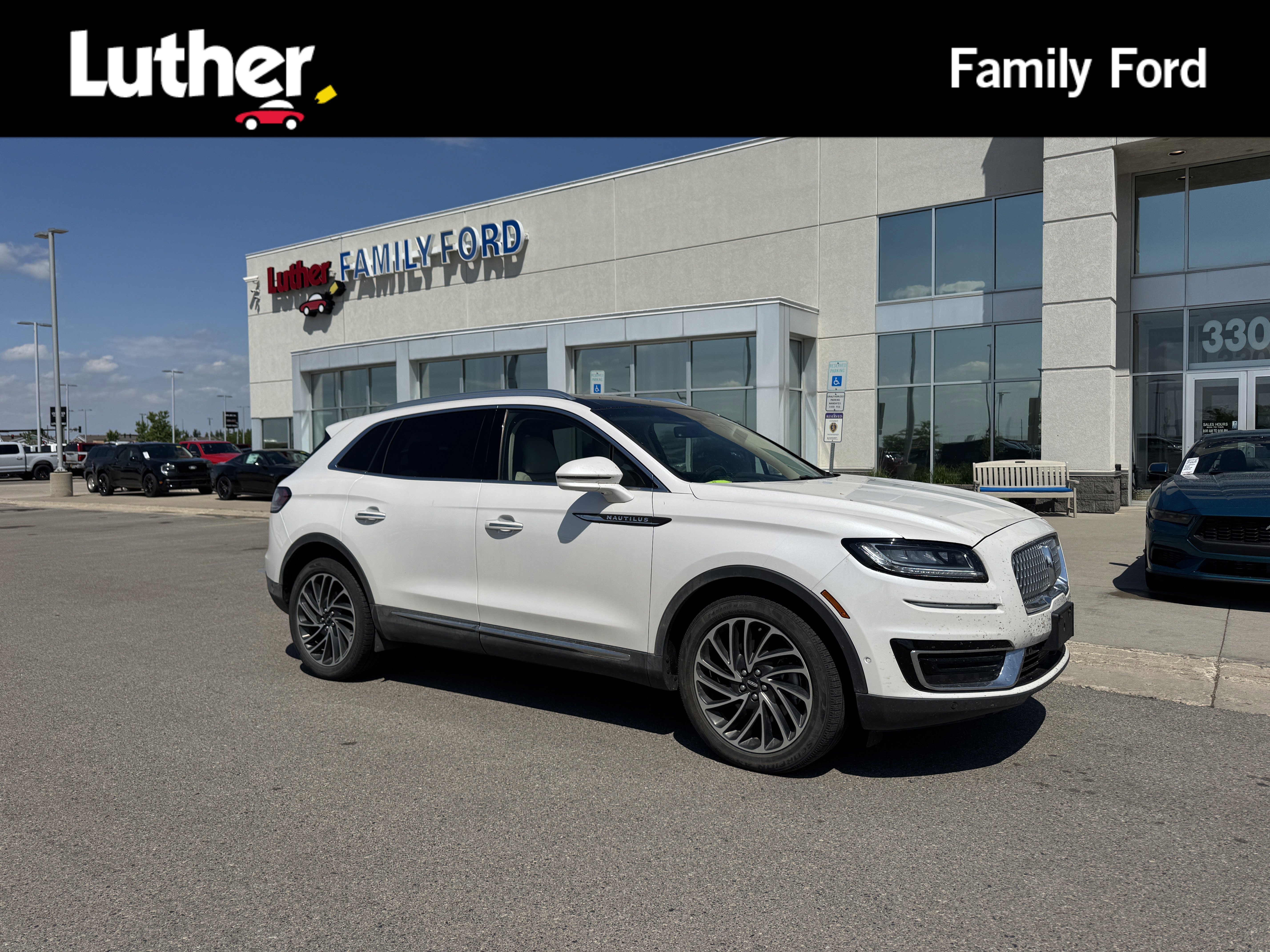 Used 2019 White Platinum Metallic Tri-Coat Lincoln Reserve image 1