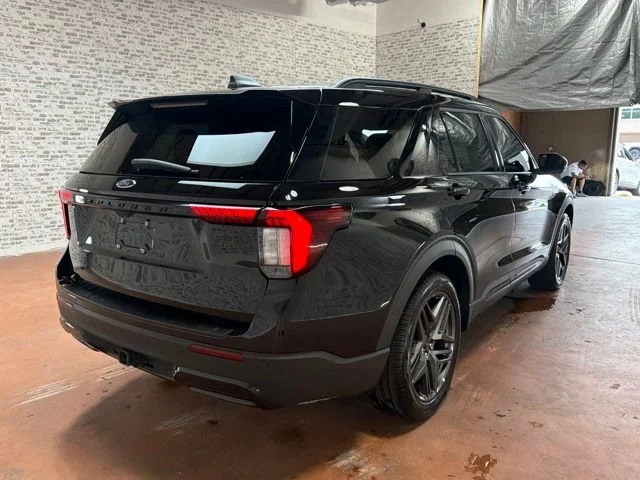Used 2025 Agate Black Metallic Ford ST-Line image 7
