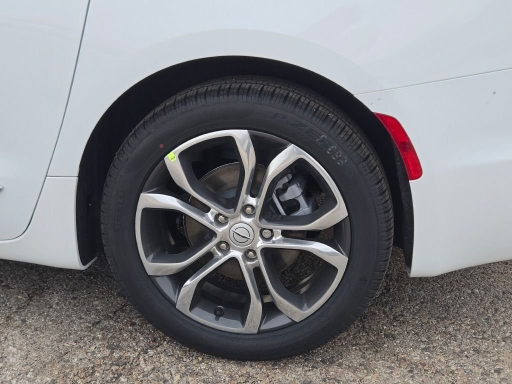 New 2026 Bright White Clear-Coat Exterior Paint Chrysler Pinnacle image 18