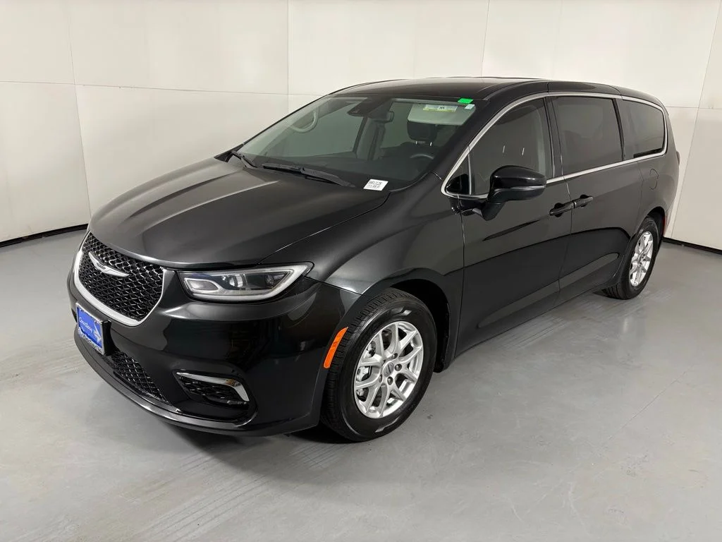 Used 2023 Black Chrysler Touring L image 5