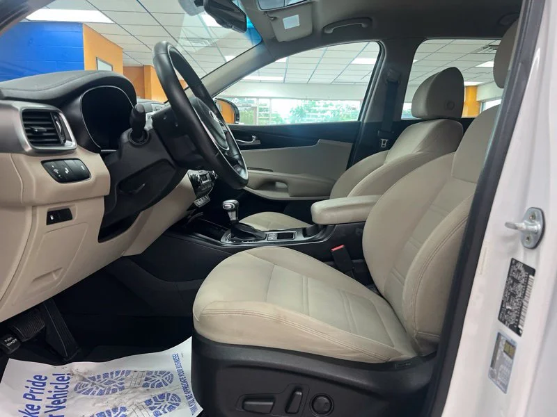 Used 2019 White Kia LX image 18