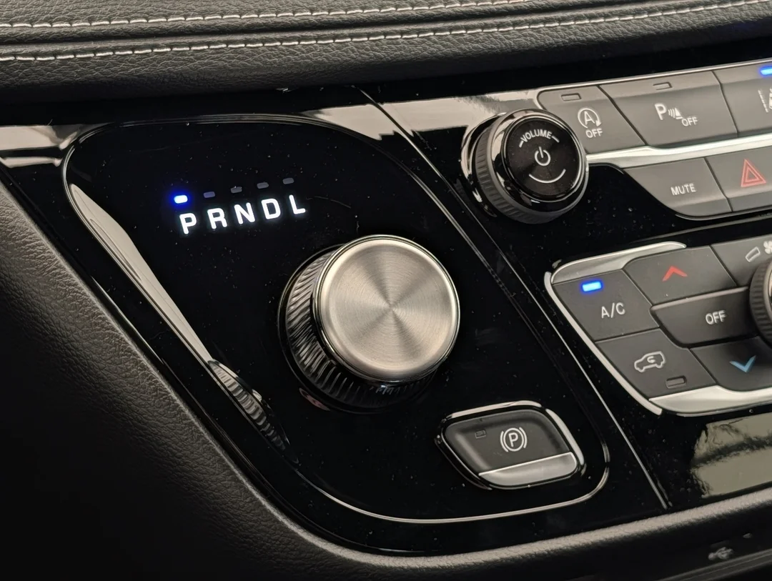 New 2027 White Chrysler Select - - AWD - 3.6L Pentastar V6 - Adaptive Cruise Control - Blind Spot Monitor & More! image 20