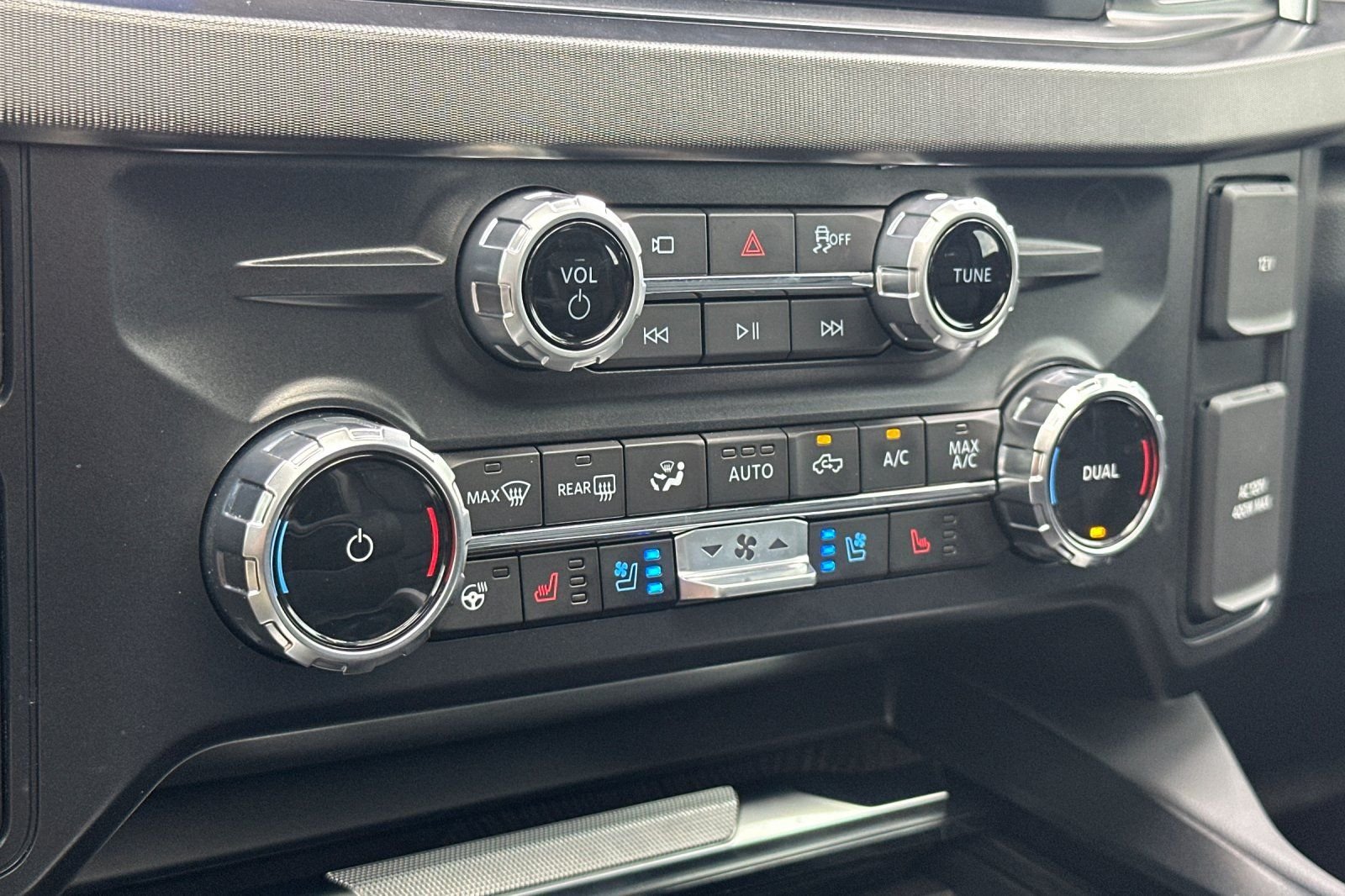 Used 2025  Ford Platinum image 19