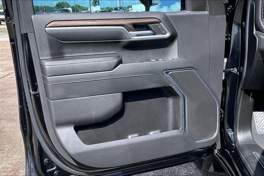 Used 2023 Black Chevrolet LT image 17
