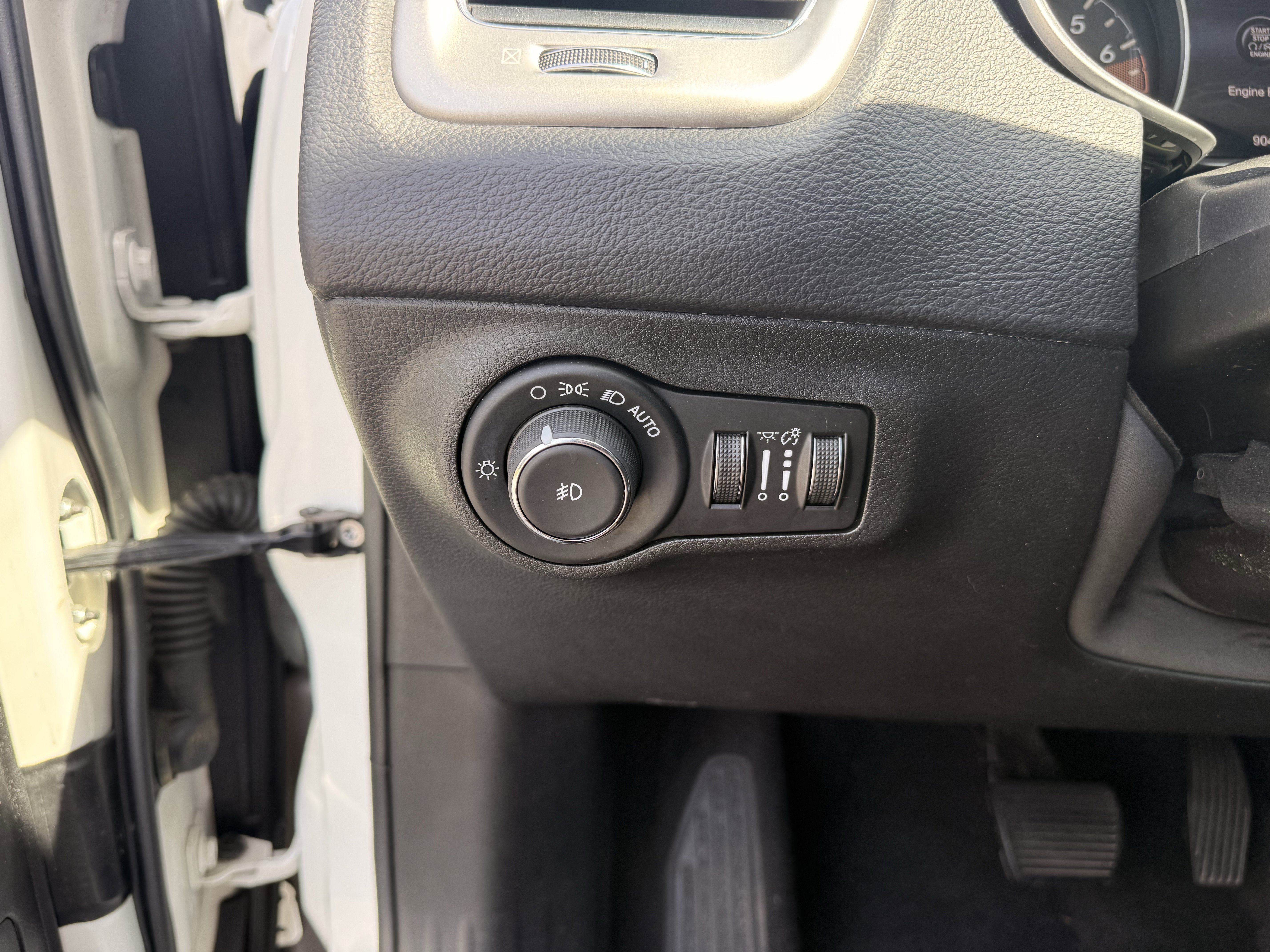 Used 2018 White Clearcoat Jeep Latitude image 15