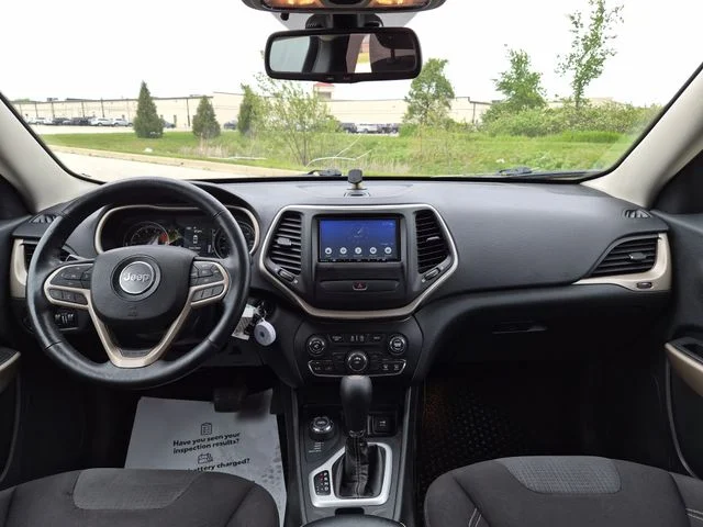 Used 2017 Silver Jeep Latitude image 39