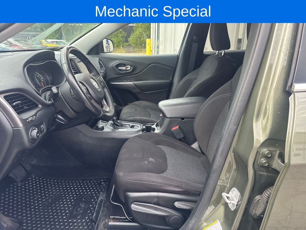 Used 2019 Green Jeep Latitude image 13
