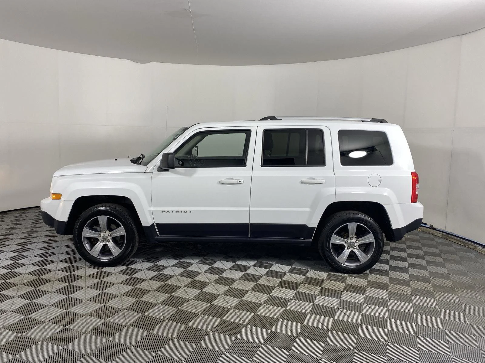 Used 2016 Bright White Clearcoat Jeep High Altitude Edition image 14