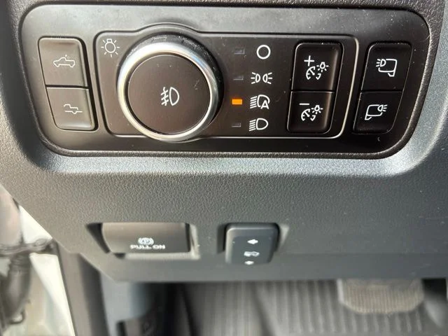 Used 2025 White Metallic Ford Platinum image 25
