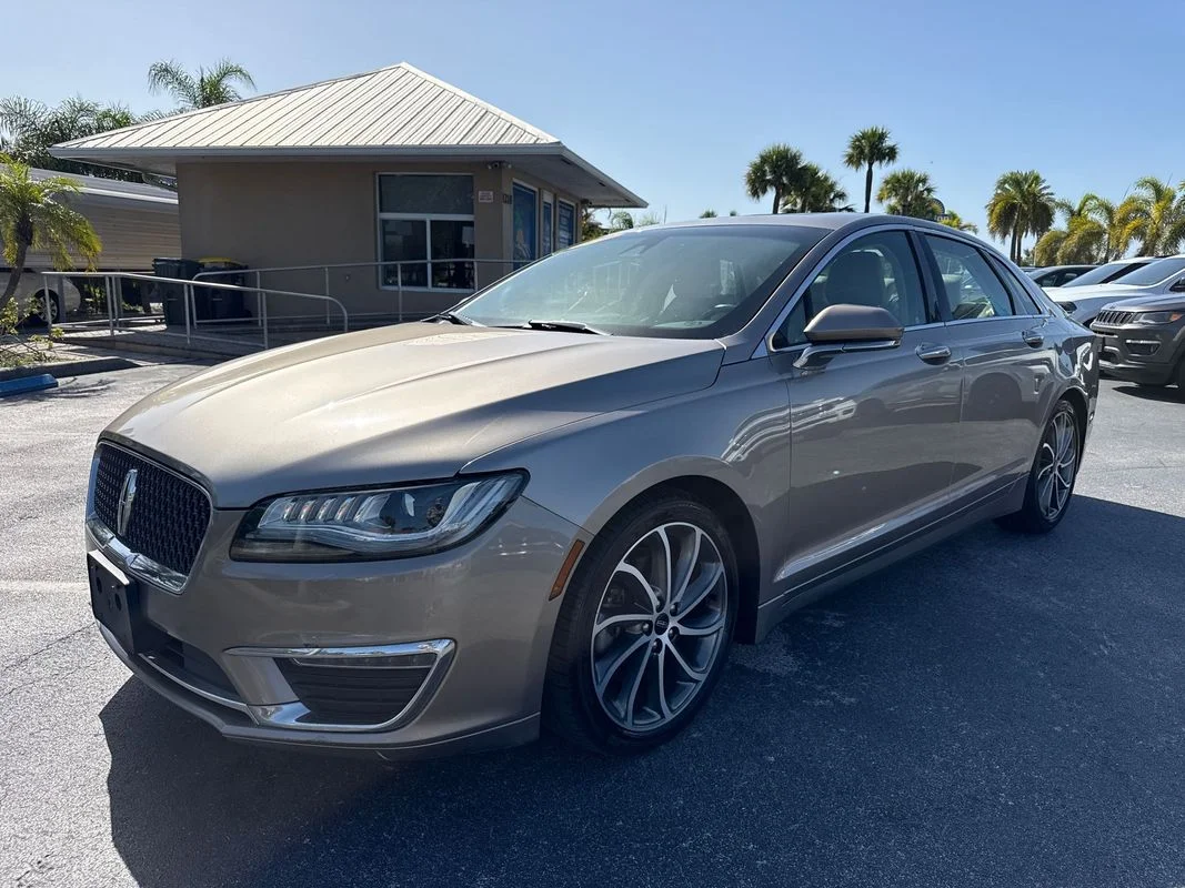 Used 2019  Lincoln Reserve I image 2