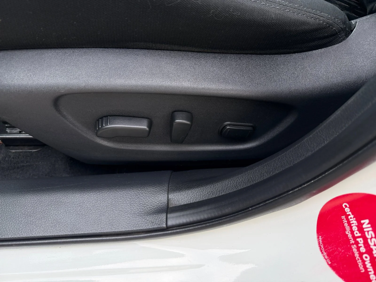 Used 2018 Pearl White Nissan SV image 9