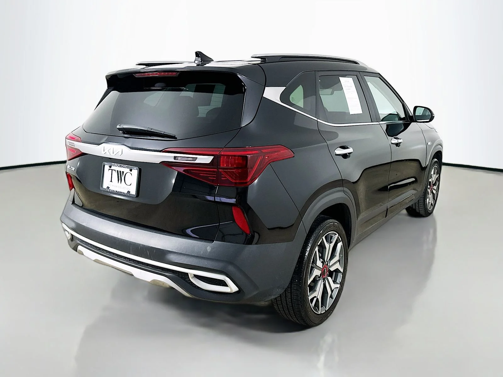 Used 2023 Black Kia  image 5