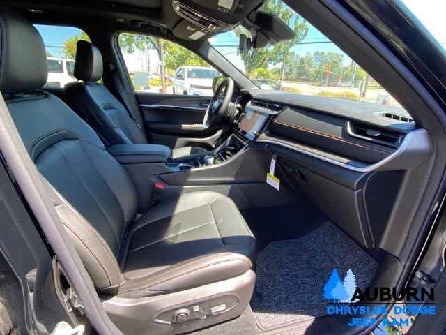 New 2026 Diamond Black Crystal Pearl-Coat Exterior Paint Jeep  image 12