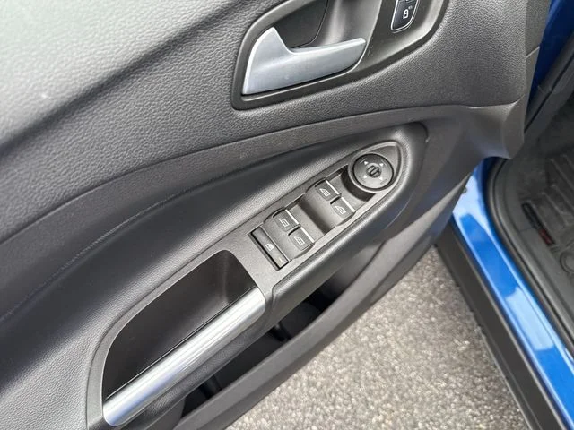 Used 2019 Blue Ford SE image 17