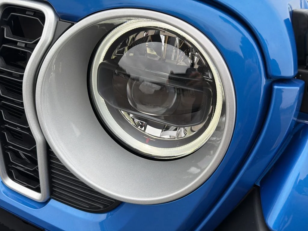 New 2026 Hydro Blue Pearl-Coat Exterior Paint Jeep Sahara image 10