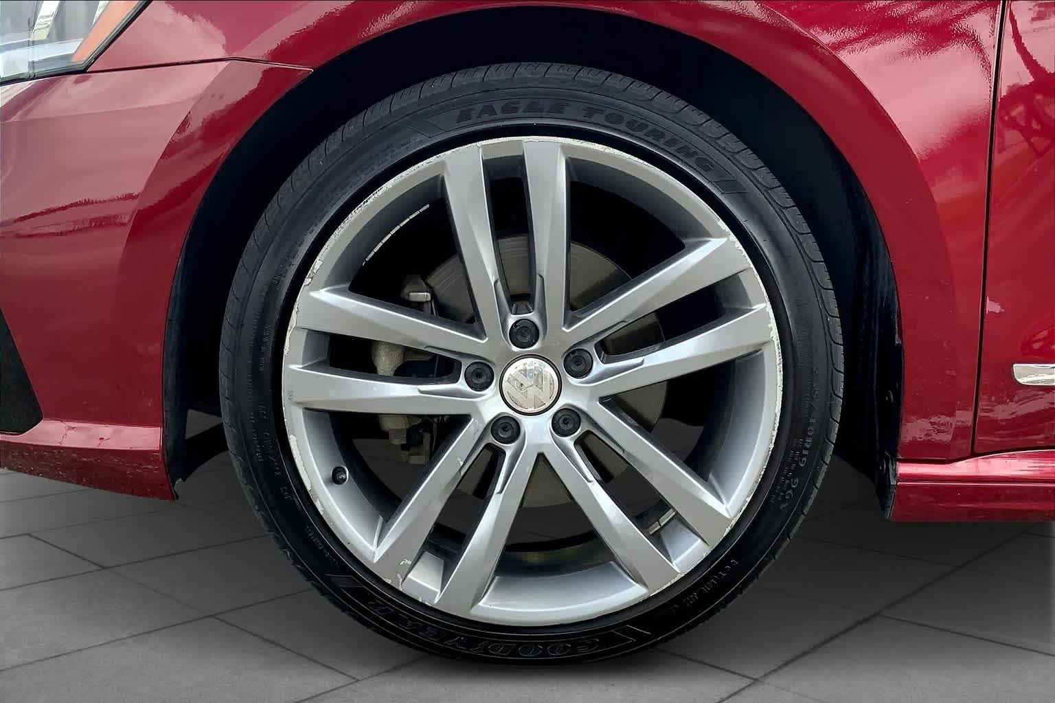 Used 2017 Fortana Red Volkswagen R-Line w/Comfort Pkg image 10