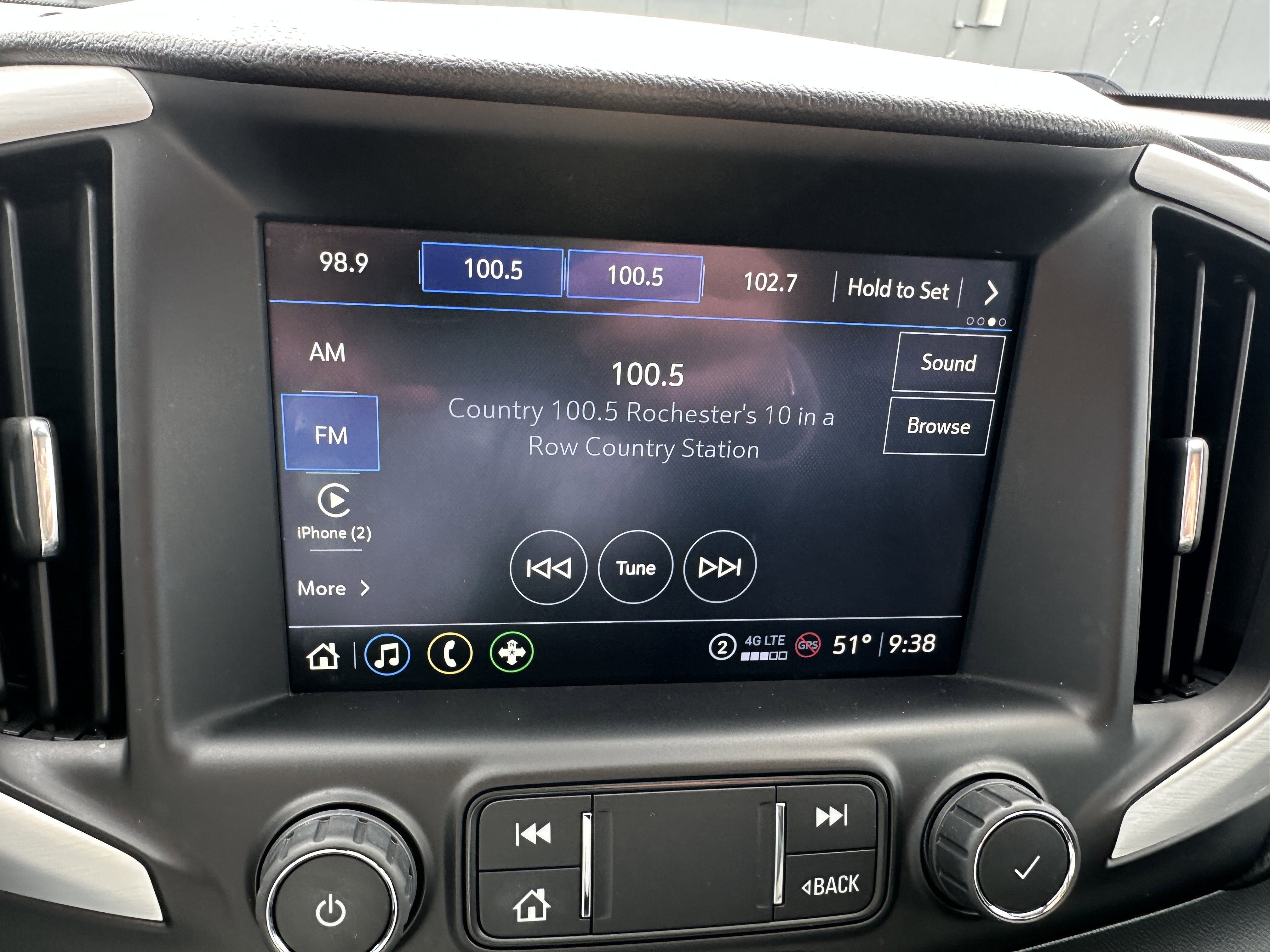 Used 2022 White Frost Tricoat GMC SLT image 34