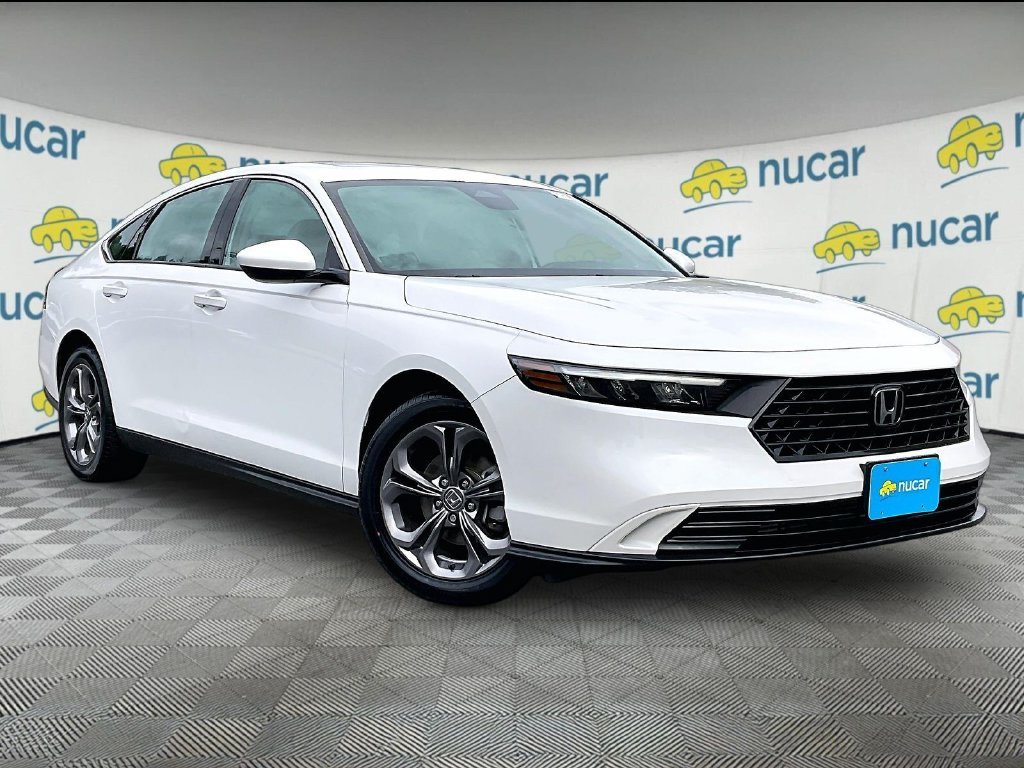 Used 2023 White Honda EX image 1