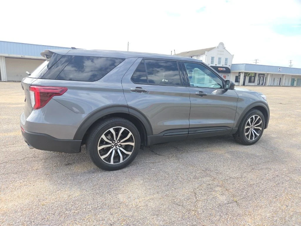 Used 2022 Gray Metallic Ford ST-Line image 9