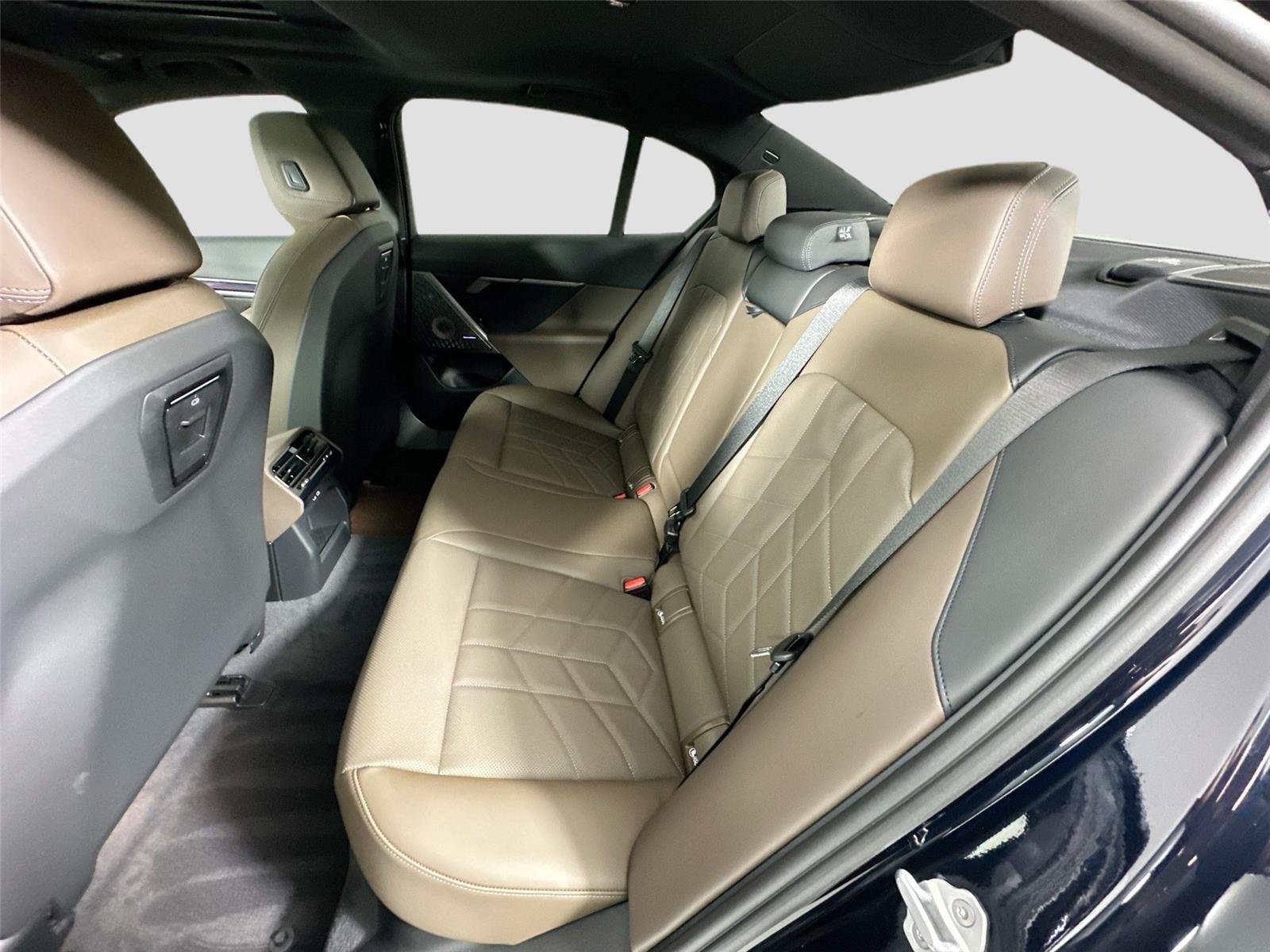 New 2026 Carbon Black Metallic BMW 530i xDrive image 27